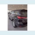 TOYOTA HILUX SW4 2.8 D-4D TURBO DIESEL SRX 7L 4X4 AUT. - PRETO - 2024 Foto 5 (Miniatura)