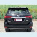 TOYOTA HILUX SW4 2.8 D-4D TURBO DIESEL SRX 7L 4X4 AUT. - PRETO - 2022 Foto 5 (Miniatura)