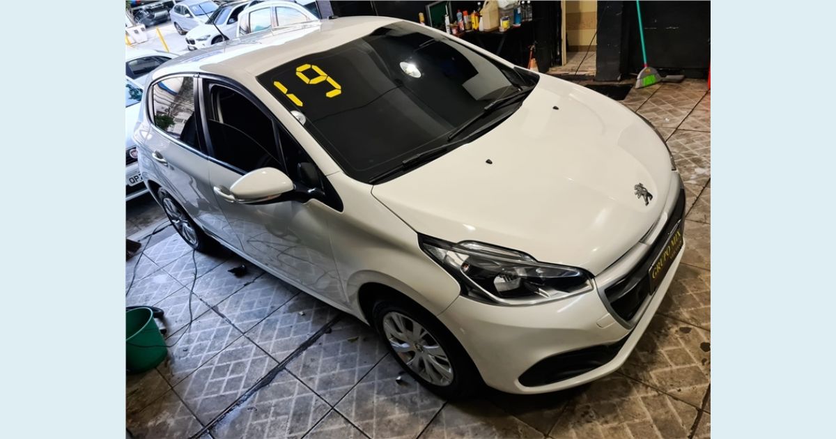 PEUGEOT 208