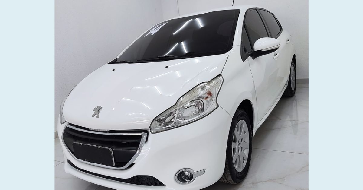 PEUGEOT 208