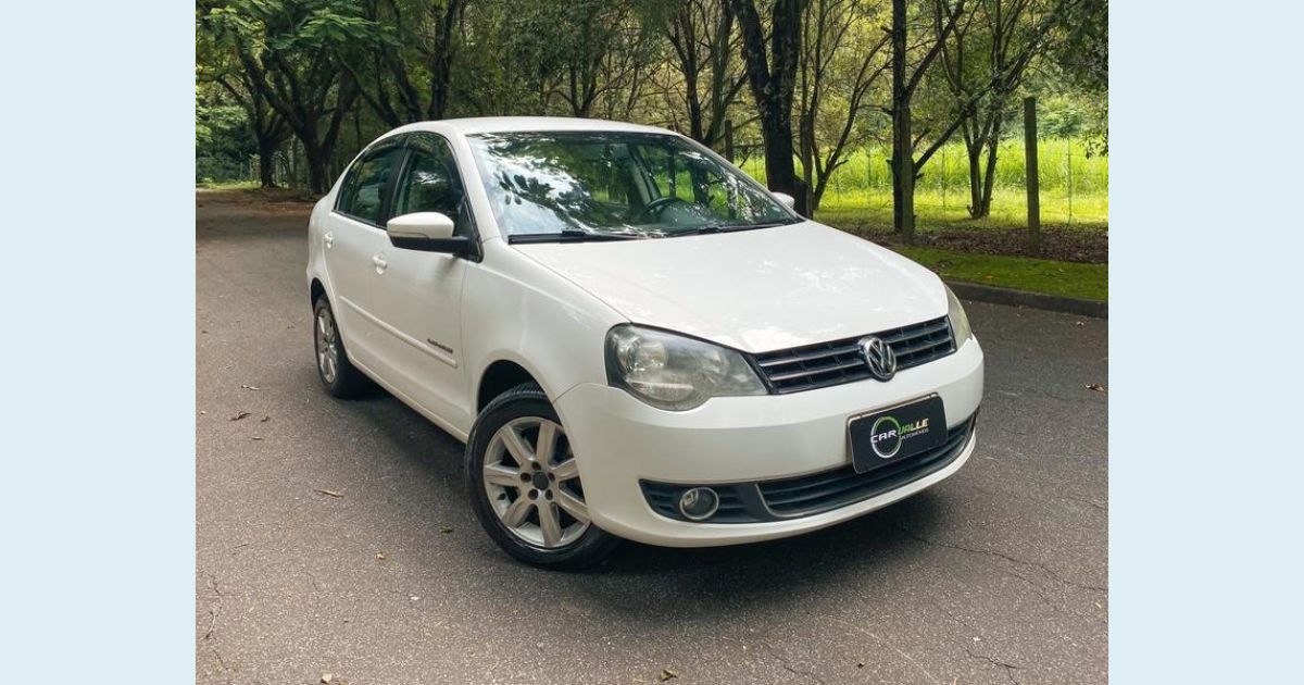 VOLKSWAGEN POLO SEDAN