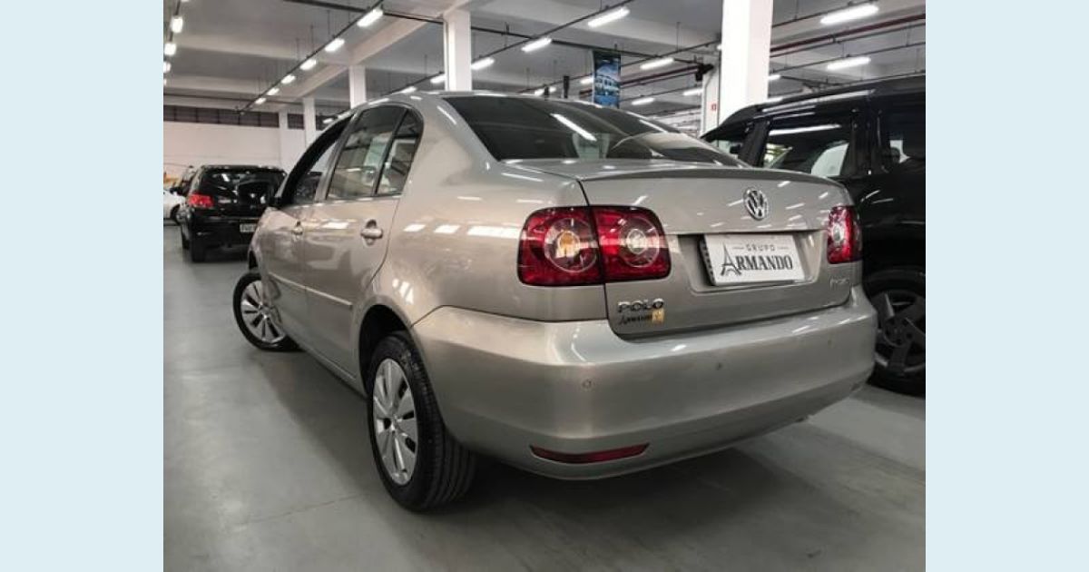 VOLKSWAGEN POLO SEDAN