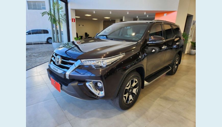 TOYOTA HILUX SW4 2.8 SRX DIAMOND 4X4 7 LUGARES 16V TURBO INTERCOOLER DIESEL 4P AUT. - MARROM - 2019 Foto 1 (Grande)