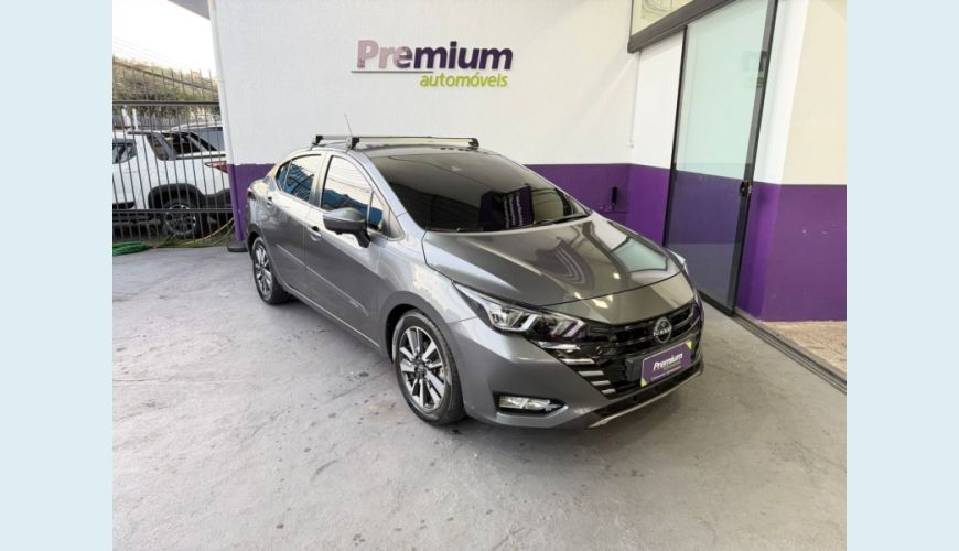 NISSAN VERSA FLEX AUT. 4P - CINZA - 2024 Foto 1 (Grande)