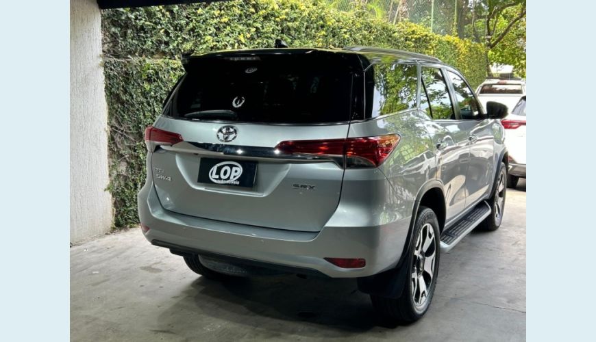 TOYOTA HILUX SW4 2.8 SRX 4X4 7 LUGARES 16V TURBO INTERCOOLER DIESEL 4P AUT. - N/D - 2018 Foto 10 (Grande)