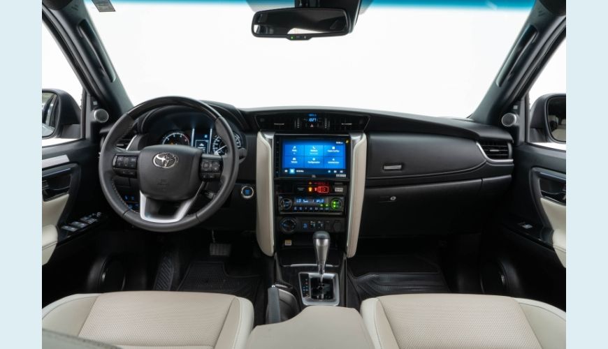 TOYOTA HILUX SW4 2.8 D-4D TURBO DIESEL DIAMOND 7L 4X4 AUT. - PRATA - 2024 Foto 10 (Grande)