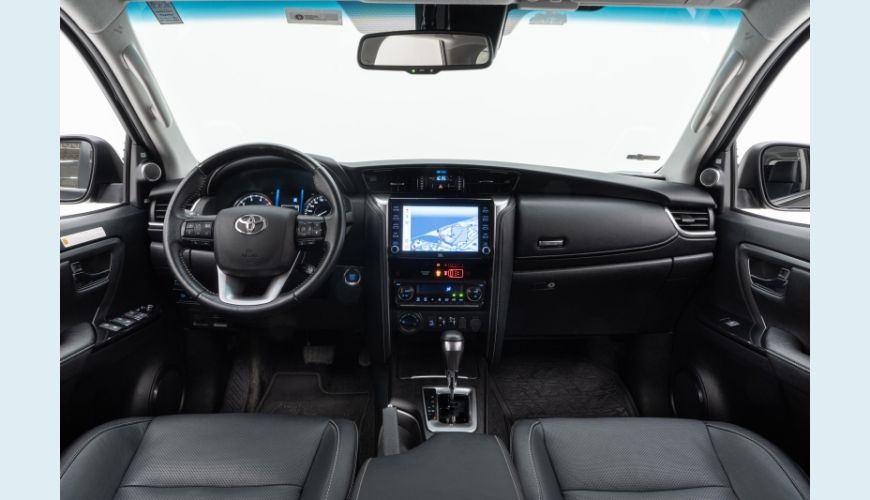 TOYOTA HILUX SW4 2.8 D-4D TURBO DIESEL SRX 4X4 AUT. - PRETO - 2022 Foto 10 (Grande)