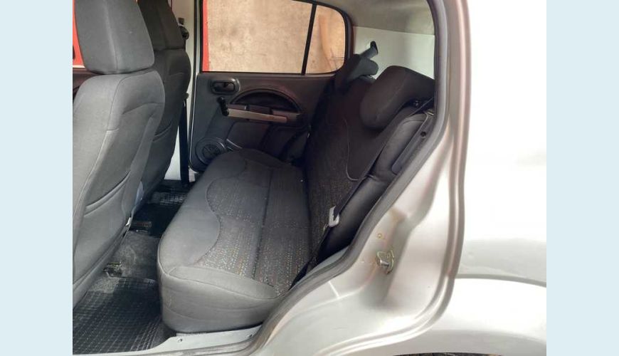 FIAT UNO VIVACE 1.0 8V FLEX 4P - PRATA - 2012 Foto 10 (Grande)