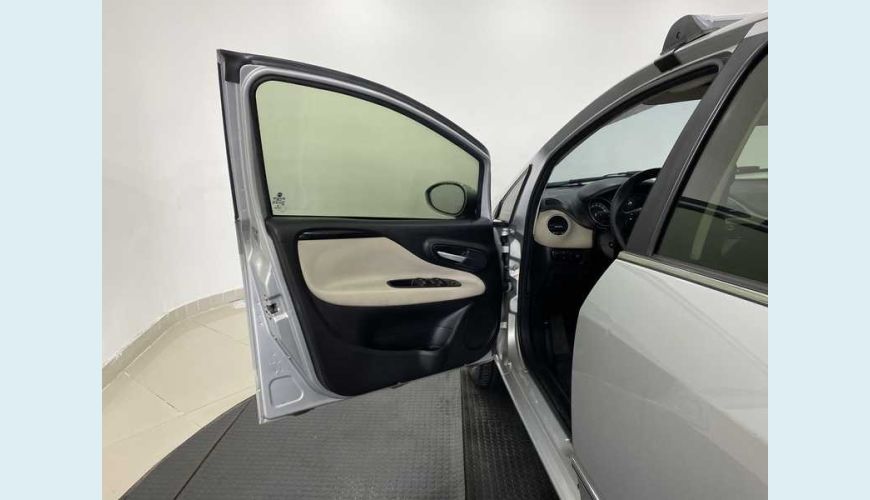 FIAT LINEA ESSENCE 1.8 16V FLEX - PRATA - 2015 Foto 10 (Grande)