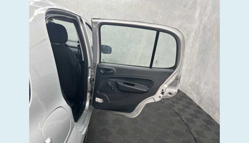 FIAT UNO ATTRACTIVE 1.0 8V FLEX 4P - PRATA - 2020 Foto 10 (Grande)