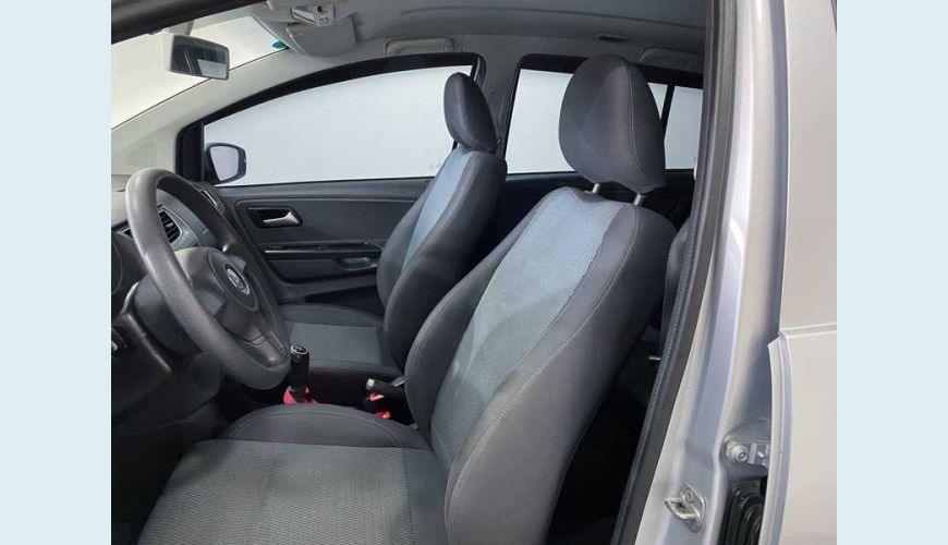 VOLKSWAGEN FOX 1.0 TEC BLUEMOTION FLEX 2P - PRATA - 2014 Foto 10 (Grande)