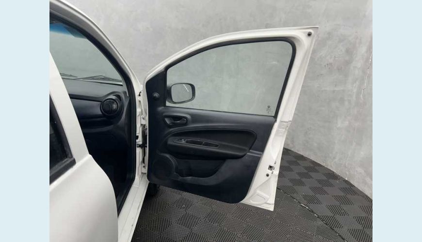 FIAT UNO ATTRACTIVE 1.0 - BRANCO - 2021 Foto 10 (Grande)