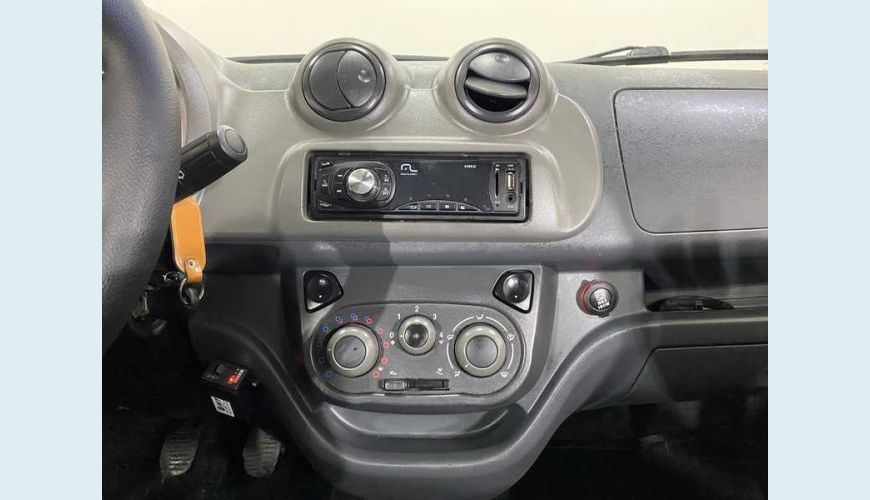 FIAT UNO VIVACE 1.0 8V FLEX 4P - BRANCO - 2013 Foto 10 (Grande)