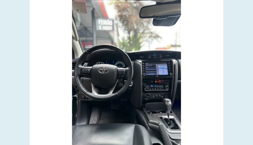 TOYOTA HILUX SW4 - PRETO - 2021 Foto 10 (Grande)
