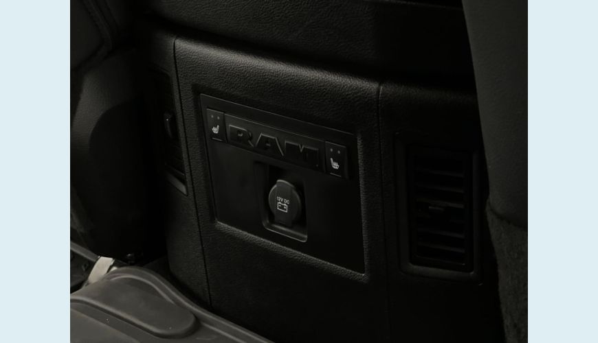 DODGE CLASSIC LARAMIE - PRETO - 2023 Foto 10 (Grande)