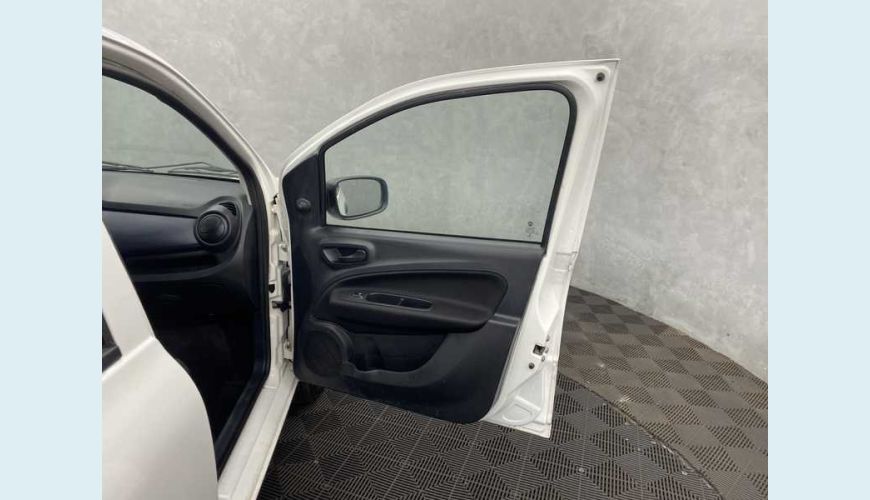 FIAT UNO ATTRACTIVE 1.0 - BRANCO - 2021 Foto 10 (Grande)