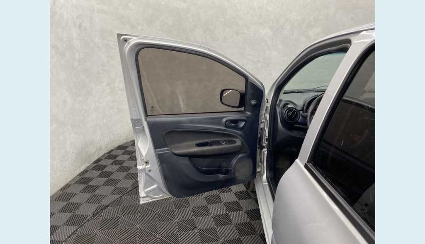 FIAT UNO ATTRACTIVE 1.0 - PRATA - 2021 Foto 10 (Grande)
