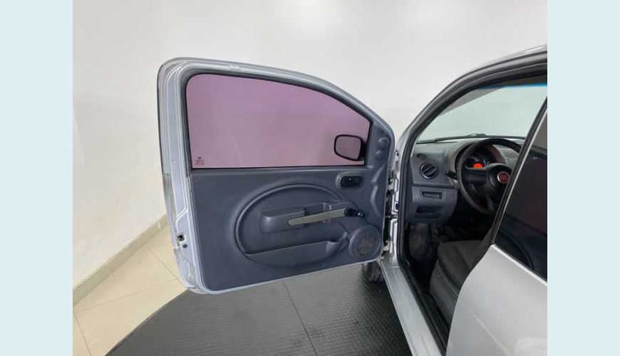 FIAT UNO VIVACE 1.0 8V FLEX 2P - PRATA - 2013 Foto 10 (Grande)