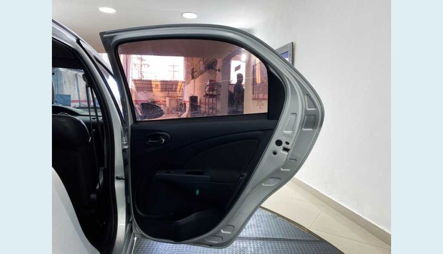TOYOTA ETIOS SEDAN XLS 1.5 FLEX - PRATA - 2016 Foto 10 (Grande)