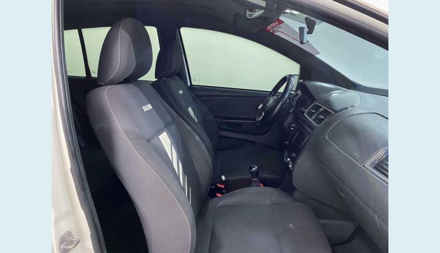 VOLKSWAGEN FOX 1.0 MPI COMFORTLINE (FLEX) - BRANCO - 2017 Foto 10 (Grande)