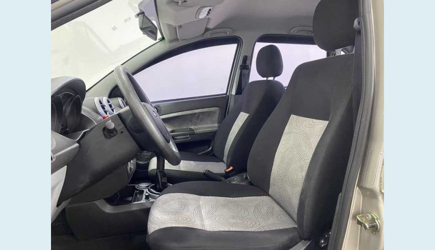 FORD FIESTA SEDAN 1.6 FLEX - PRATA - 2010 Foto 10 (Grande)