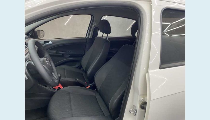 VOLKSWAGEN VOYAGE 1.6 TRENDLINE (FLEX) - BRANCO - 2018 Foto 10 (Grande)