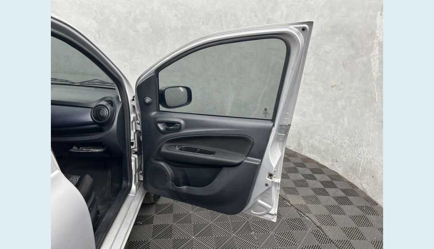 FIAT UNO ATTRACTIVE 1.0 - PRATA - 2021 Foto 10 (Grande)