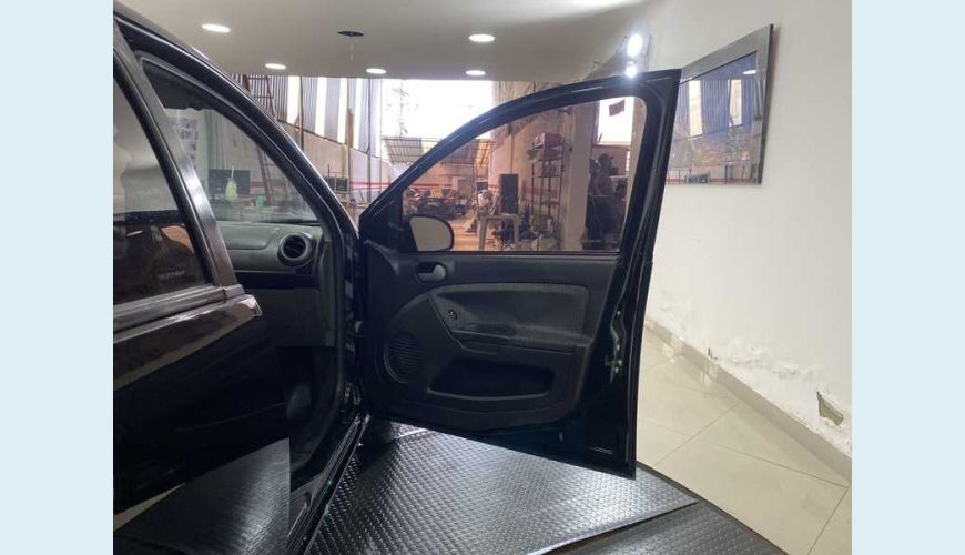 FORD FIESTA SE 1.6 FLEX MANUAL 4P - PRETO - 2013 Foto 10 (Grande)