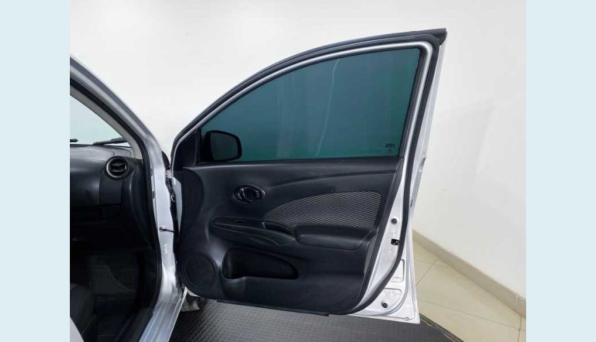 NISSAN VERSA 1.0 12V FLEX MANUAL 4P - PRATA - 2019 Foto 10 (Grande)