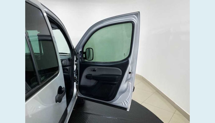 FIAT DOBLO ESSENCE 1.8 FLEX MANUAL 4P - PRATA - 2019 Foto 10 (Grande)