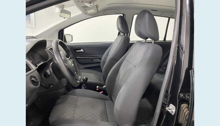 VOLKSWAGEN FOX TRENDLINE 1.0 MPI FLEX MANUAL 4P - PRETO - 2017 Foto 10 (Grande)