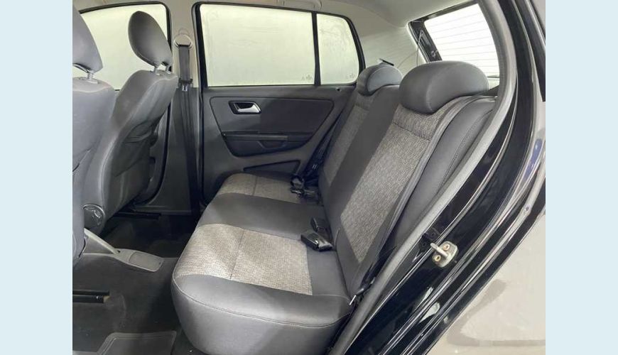 VOLKSWAGEN FOX TEC 1.0 FLEX MANUAL 3P - PRETO - 2014 Foto 10 (Grande)