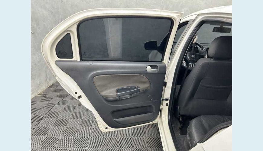VOLKSWAGEN VOYAGE TEC 1.0 FLEX MANUAL 4P - BRANCO - 2013 Foto 10 (Grande)