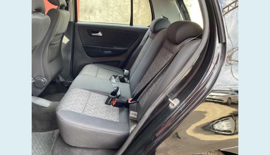 VOLKSWAGEN FOX 1.0 TEC (FLEX) 4P - PRETO - 2014 Foto 10 (Grande)