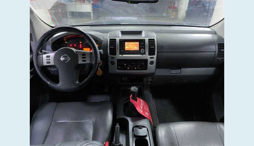 NISSAN NISSAN FRONTIER XE 4X4 2.5 16V DIESEL MANUAL 4P - PRETO - 2013 Foto 10 (Grande)