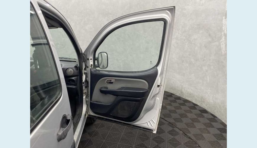 FIAT DOBLO ESSENCE 1.8 16V FLEX MANUAL 4P - PRATA - 2021 Foto 10 (Grande)