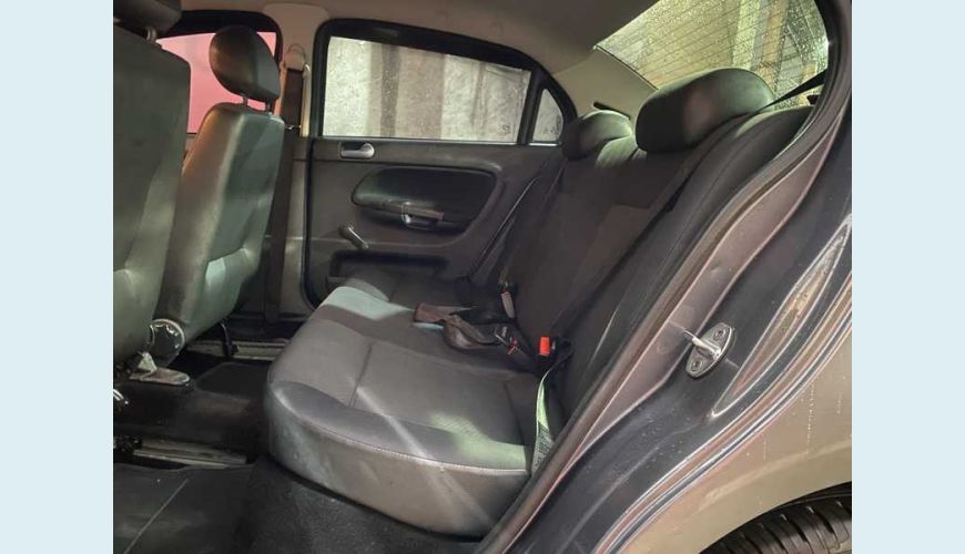VOLKSWAGEN VOYAGE TRENDLINE 1.6 FLEX MANUAL 4P - CINZA - 2018 Foto 10 (Grande)