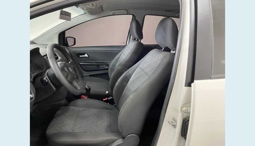 VOLKSWAGEN FOX 1.0 TEC (FLEX) 4P - BRANCO - 2014 Foto 10 (Grande)