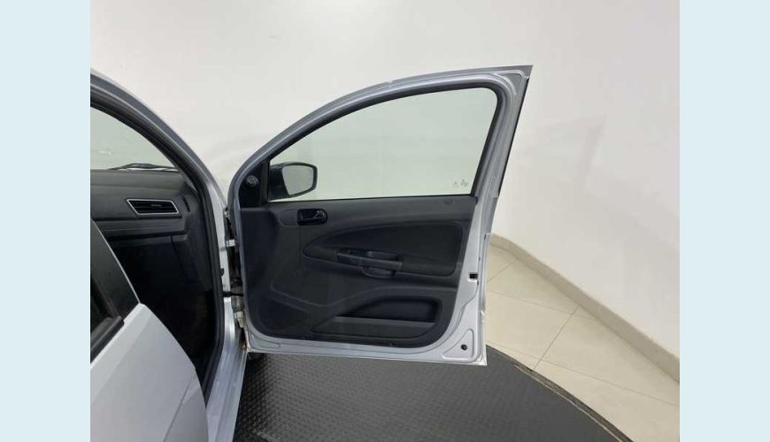 VOLKSWAGEN VOLKSWAGEN GOL 1.6 FLEX MANUAL 4P - PRATA - 2021 Foto 10 (Grande)