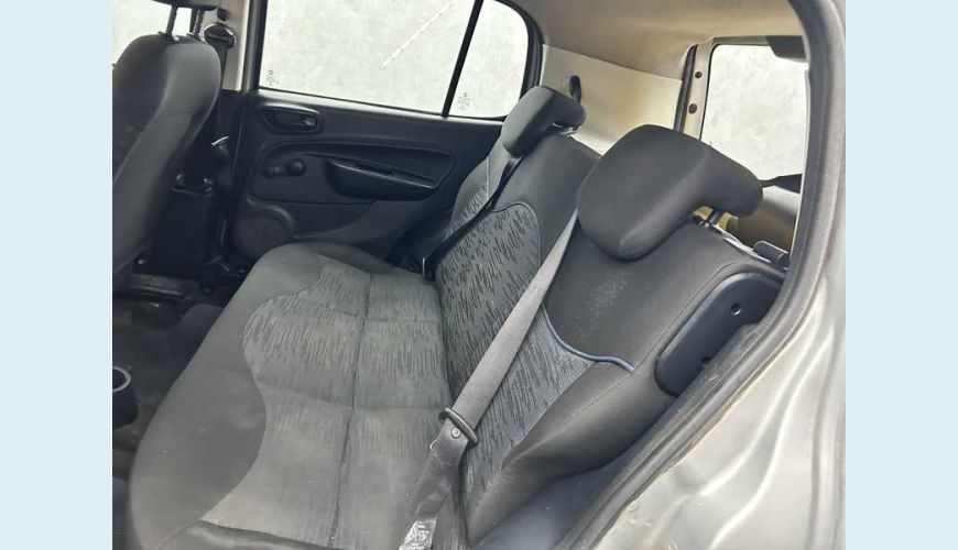 FIAT UNO ATTRACTIVE 1.0 8V FLEX MANUAL 4P - PRATA - 2020 Foto 10 (Grande)