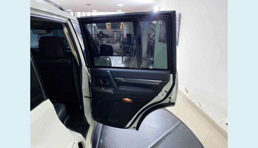 MITSUBISHI MITSUBISHI PAJERO FULL HPE 3.8 GASOLINA AUT. 4P - BRANCO - 2015 Foto 10 (Grande)