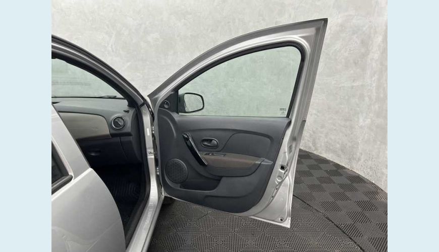 RENAULT LOGAN ZEN 1.0 12V SCE FLEX MANUAL 4P - PRATA - 2023 Foto 10 (Grande)