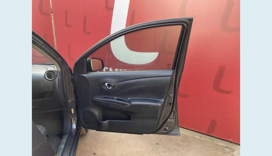 NISSAN VERSA SV 1.6 16V FLEX AUT. 4P - CINZA - 2017 Foto 10 (Grande)