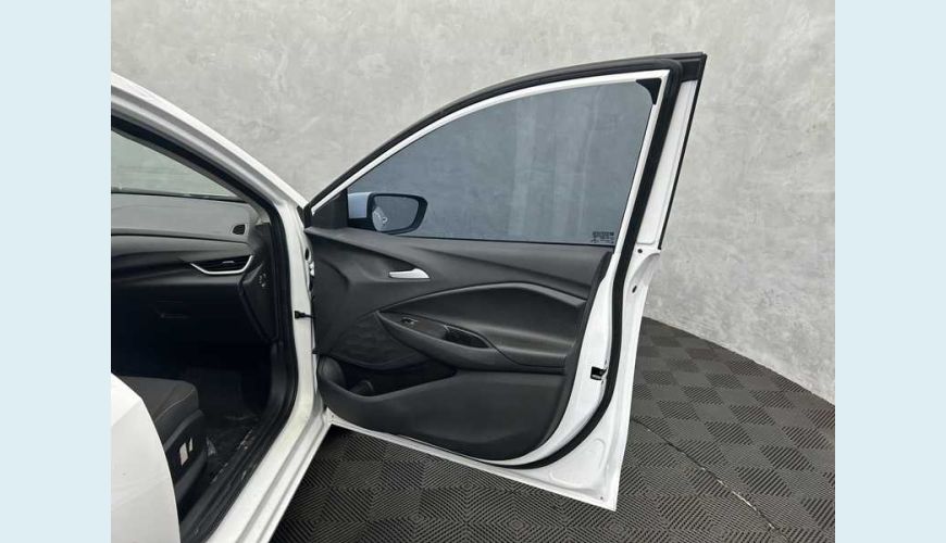 CHEVROLET ONIX PLUS LT 1.0 - BRANCO - 2023 Foto 10 (Grande)