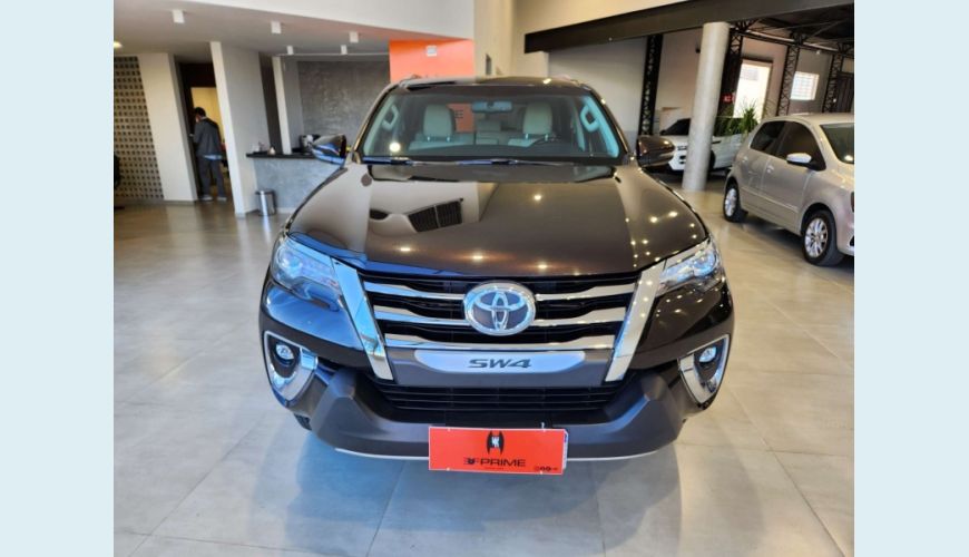 TOYOTA HILUX SW4 2.8 SRX DIAMOND 4X4 7 LUGARES 16V TURBO INTERCOOLER DIESEL 4P AUT. - MARROM - 2019 Foto 2 (Grande)