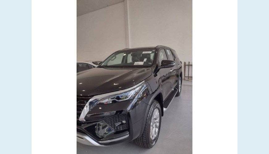 TOYOTA HILUX SW4 2.8 D-4D TURBO DIESEL SRX 7L 4X4 AUT. - PRETO - 2024 Foto 2 (Grande)