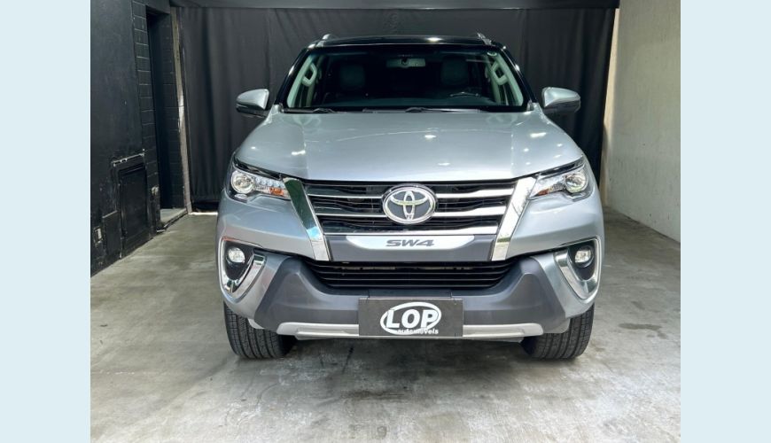 TOYOTA HILUX SW4 2.8 SRX 4X4 7 LUGARES 16V TURBO INTERCOOLER DIESEL 4P AUT. - N/D - 2018 Foto 2 (Grande)