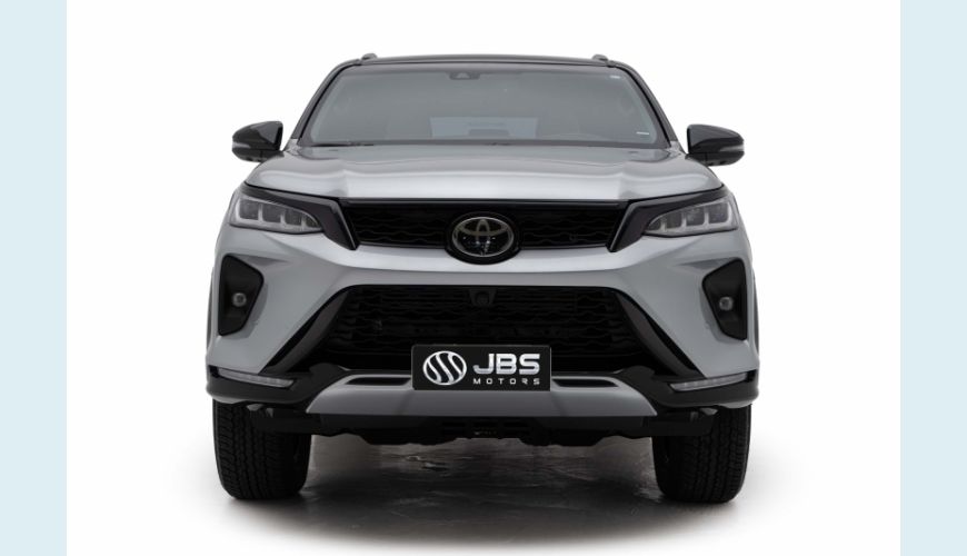 TOYOTA HILUX SW4 2.8 D-4D TURBO DIESEL DIAMOND 7L 4X4 AUT. - PRATA - 2024 Foto 2 (Grande)