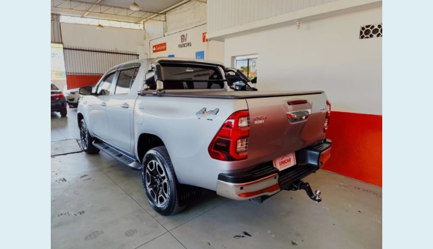 TOYOTA HILUX - PRATA - 2023 Foto 2 (Grande)