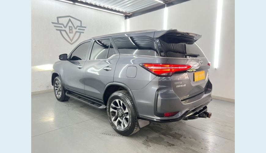TOYOTA HILUX SW4 - CINZA - 2024 Foto 2 (Grande)